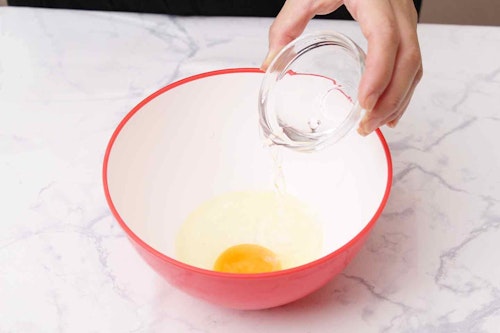 愛犬用スパニッシュオムレツの作り方　卵と水を混ぜ合わせる