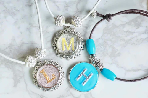 緊急時に役立つ 愛犬の迷子札を100均のレジンで超簡単に可愛く手作り 万が一のために常に備えておこう わんクォール 緊急時に役立つ 愛犬の迷子札を100均のレジンで超簡単に可愛く手作り 万が一のために常に備えておこう わんクォール