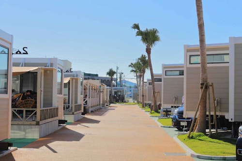 鹿児島にグランピングリゾートが登場!非日常の時を満喫する「Fukiagehama Field Hotel」