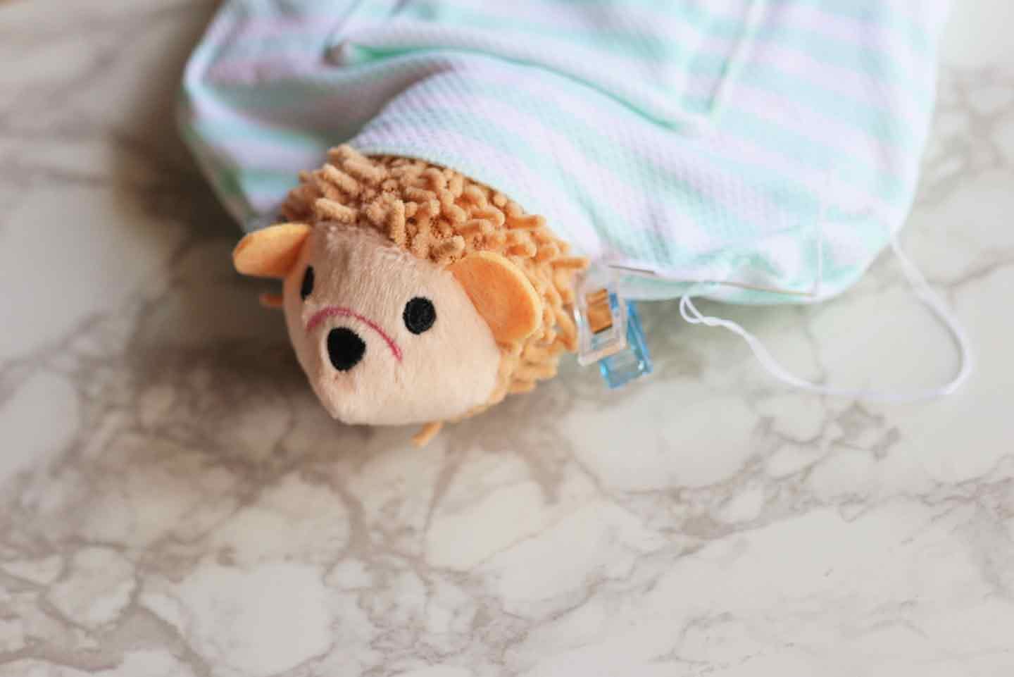 ぬいぐるみおもちゃの頭を枕に縫いつける