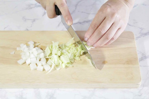 愛犬用アジのとろろ蕎麦の作り方　白菜を5mm角で切る