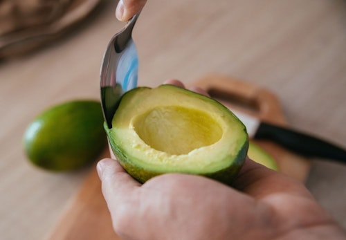 犬にアボカドを食べさせてはダメ 誤食したときの対処法や危険な理由について解説 獣医師監修 わんクォール 犬にアボカドを食べさせてはダメ 誤食したときの対処法や危険な理由について解説 獣医師監修 わんクォール