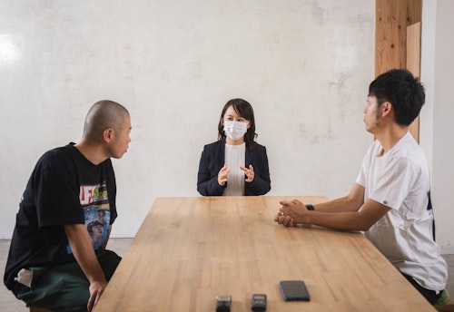 談笑する芸人アキナと佐藤先生