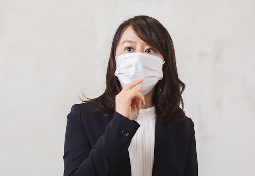 口元に指をかざす佐藤先生