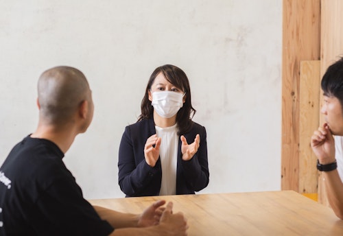 談笑をする芸人アキナと佐藤先生