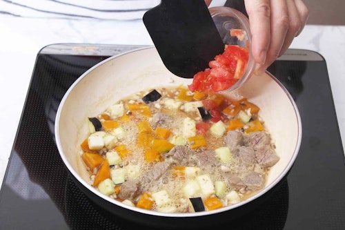 愛犬用かぼちゃのラタトゥイユの作り方　トマトを煮込む