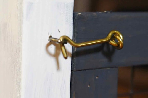 愛犬のための開閉ゲート扉の作り方　蝶番の片側をドアの枠に取付ける