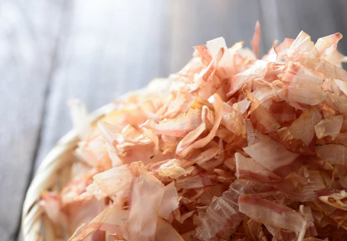 犬にかつおぶしを食べさせても大丈夫 メリットや与え方の注意点などを解説 獣医師監修 わんクォール