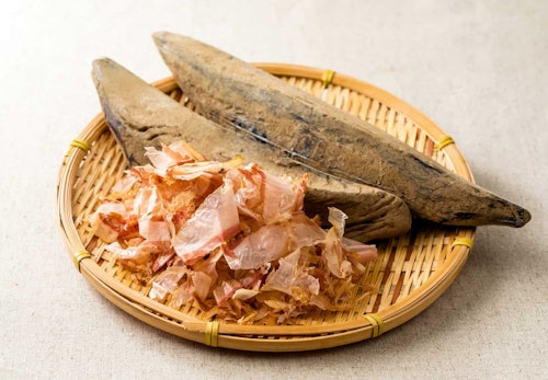 犬にかつおぶしを食べさせても大丈夫 メリットや与え方の注意点などを解説 獣医師監修 わんクォール 犬にかつおぶしを食べさせても大丈夫 メリットや与え方の注意点などを解説 獣医師監修 わんクォール