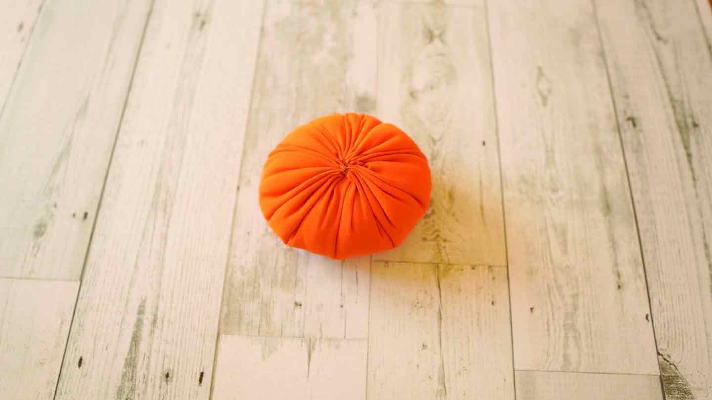 愛犬用ハロウィンかぼちゃのベレー帽の作り方　オレンジの布に綿を詰める