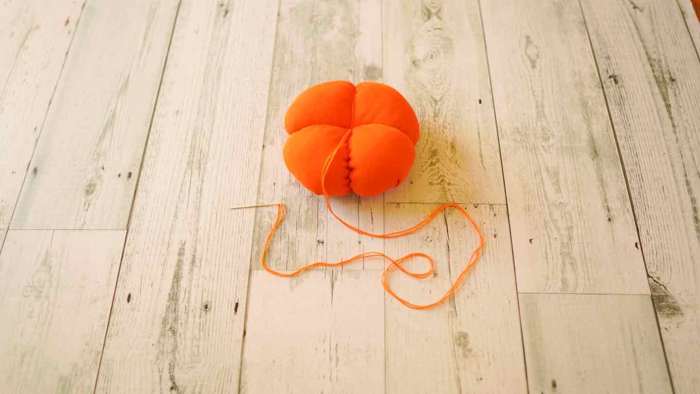 愛犬用ハロウィンかぼちゃのベレー帽の作り方　かぼちゃの溝を作る