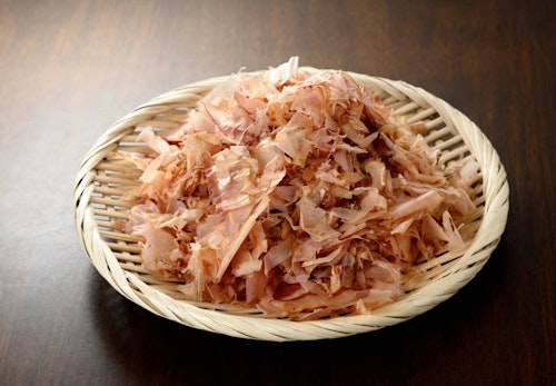 犬にかつおぶしを食べさせても大丈夫 メリットや与え方の注意点などを解説 獣医師監修 わんクォール 犬にかつおぶしを食べさせても大丈夫 メリットや与え方の注意点などを解説 獣医師監修 わんクォール