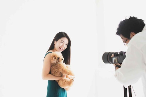 【punkt.】移動式の「犬と家族の写真館」　撮影風景　カメラマン