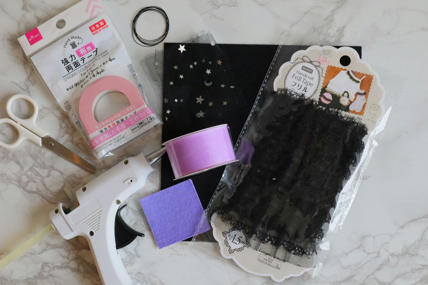材料　強力マグネット　ヘアクリップ 　フェルト　シールフェルト　リボン2種類くらい（DAISO フリルテープ、オーガンジーリボン使用）  ・チュールまたは、幅の広いリボン  糸または細リボン