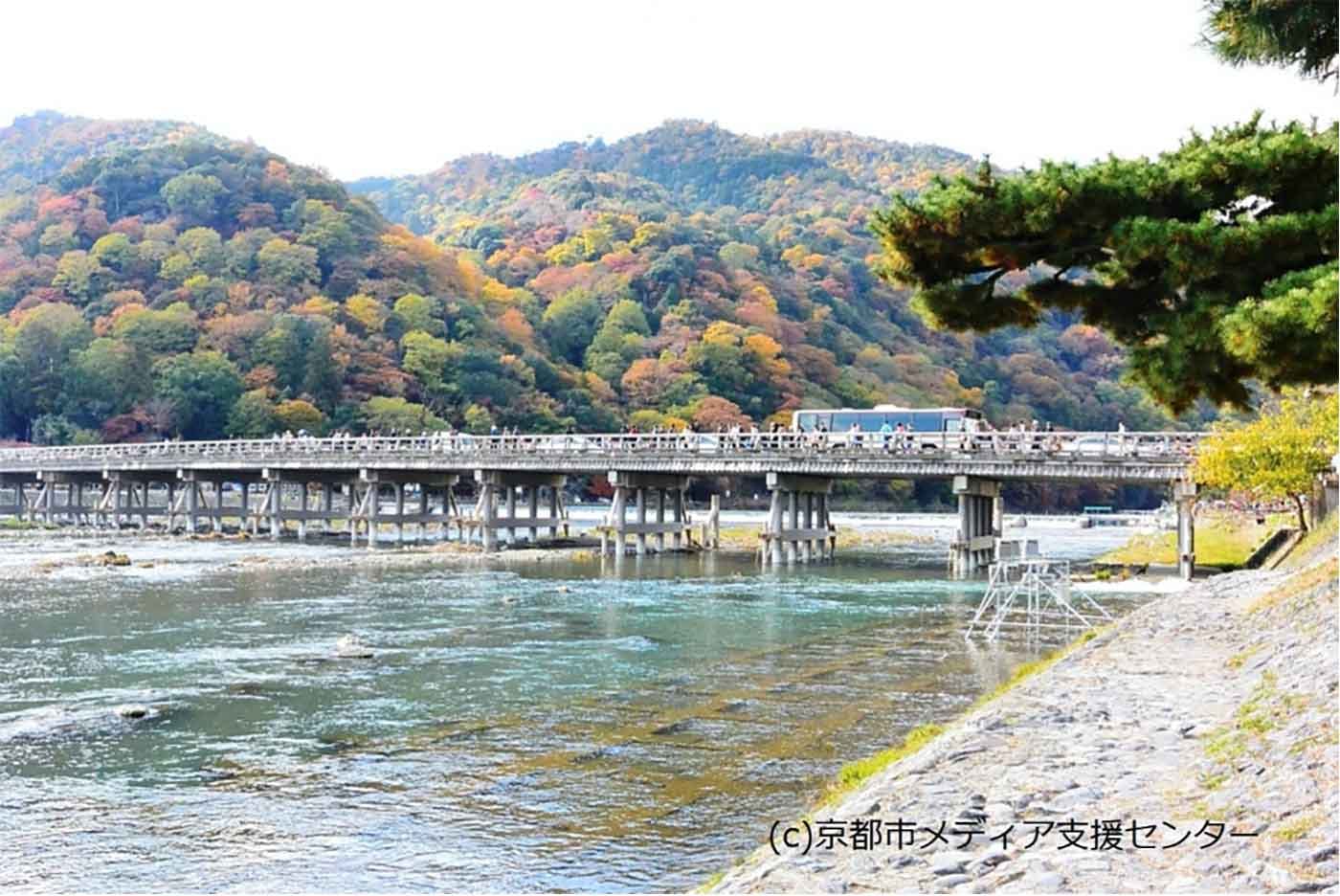 京都渡月橋と紅葉