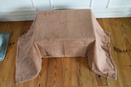 愛犬専用のこたつの作り方　こたつに毛布をかける