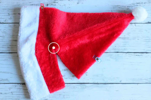 犬服diy 100均の材料1つでサンタのコスプレ 人間のクリスマス帽子を切ってポンチョにアレンジ わんクォール 犬服diy 100均の材料1つでサンタのコスプレ 人間のクリスマス帽子を切ってポンチョにアレンジ わんクォール