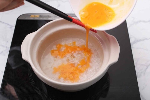 米から 炊いたごはんで作る 卵のおかゆ 愛犬も喜ぶ胃腸の疲れ 食欲不振に効くレシピ わんクォール 米から 炊いたごはんで作る 卵のおかゆ 愛犬も喜ぶ胃腸の疲れ 食欲不振に効くレシピ わんクォール