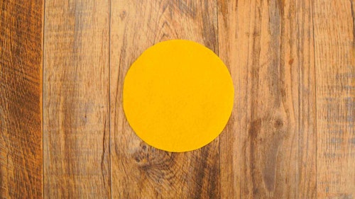 鬼の角を作る　黄色いフェルトを直径10cmの円にカット