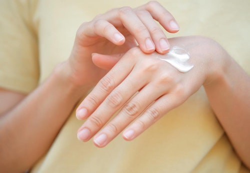 犬が飼い主の手を舐める理由は やめさせ方や注意点を解説 獣医師監修 わんクォール 犬が飼い主の手を舐める理由は やめさせ方や注意点を解説 獣医師監修 わんクォール