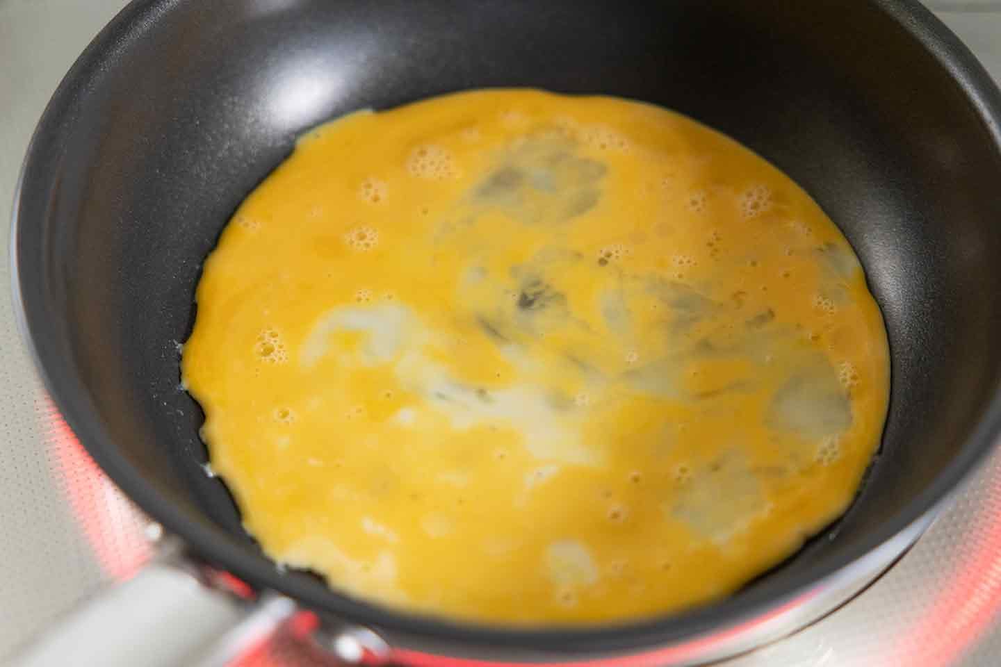 フライパンに卵液を入れ、丸く広げる