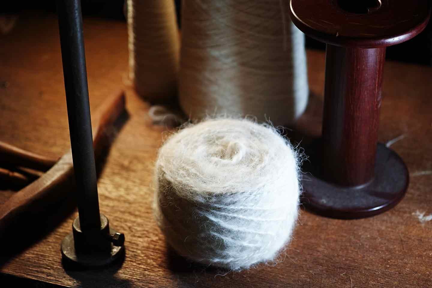 inunoke_textile_interview_05-min 秋田犬の抜け毛100%で紡がれた糸