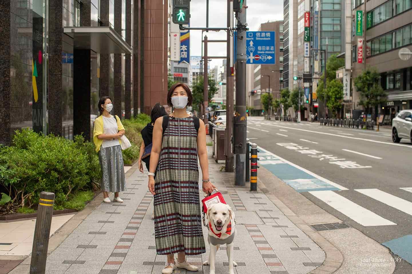 道を一緒に歩く浅井さんと盲導犬ヴィヴィッド