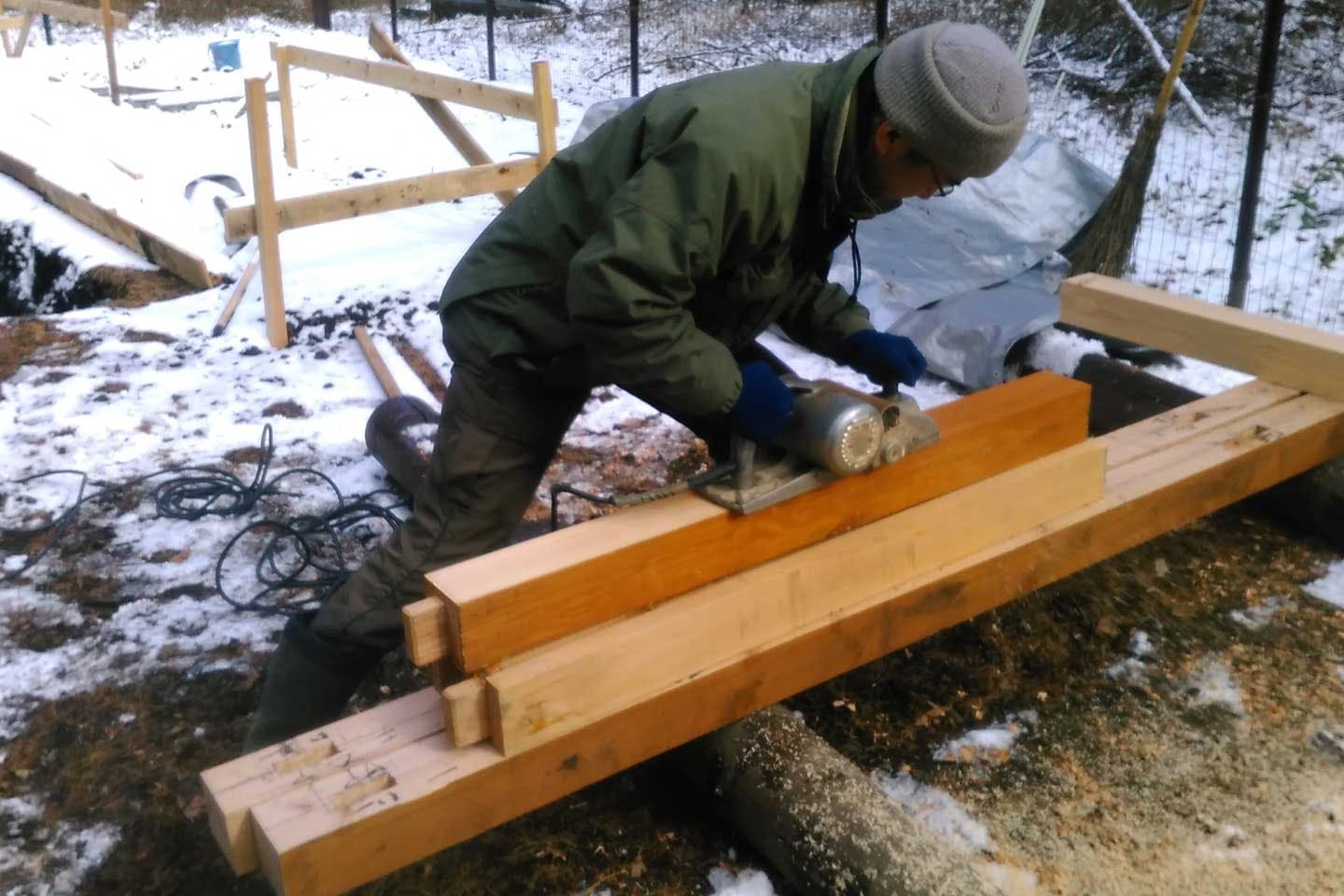 ベアドッグの繁殖のために犬小屋をDIYする田中純平さん