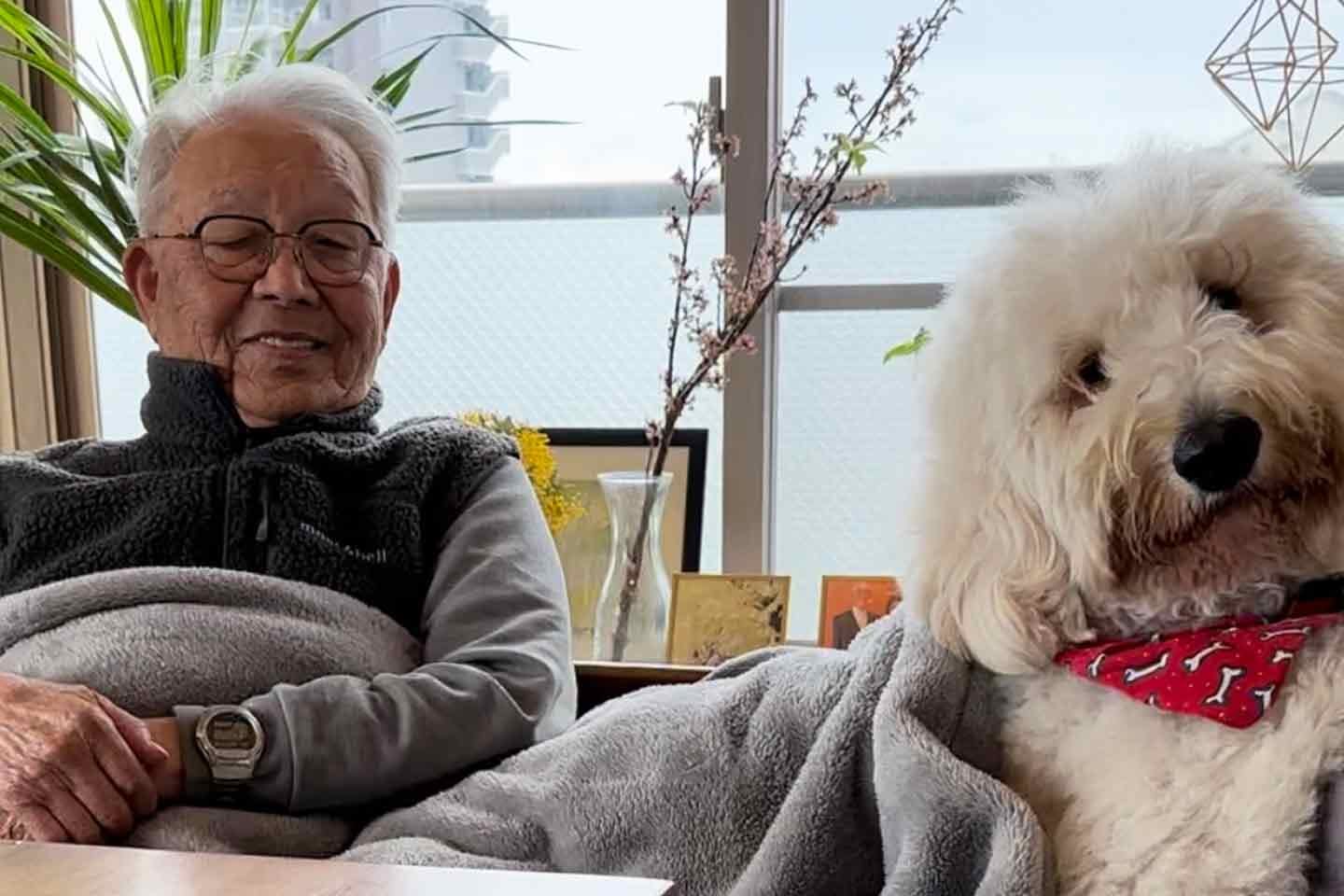 取材中も仲良くにこにこ楽しげな犬とおじいちゃん 取材中も仲良くにこにこ楽しげな犬とおじいちゃん