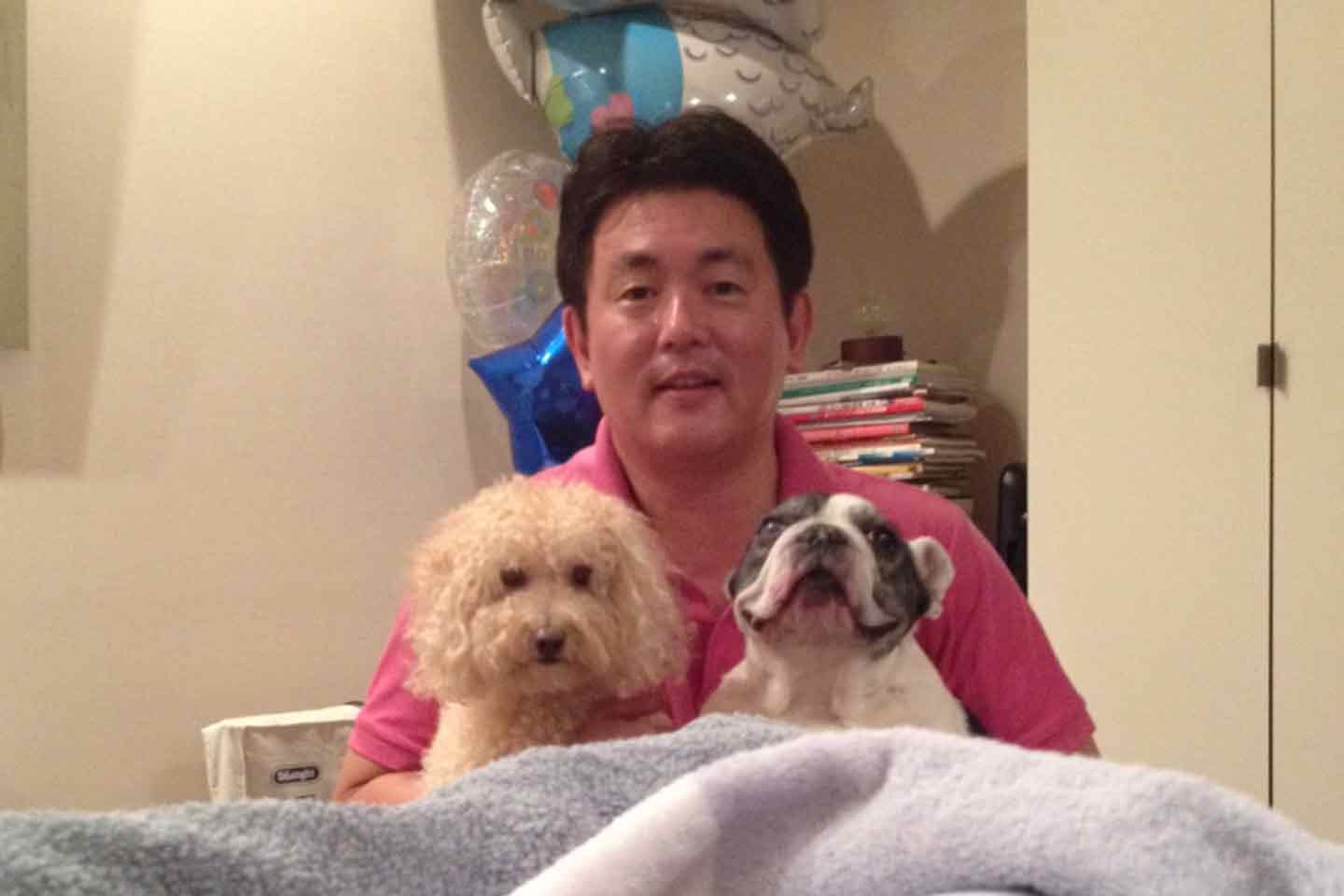 実業家の近藤正純ロバートさんとフレンチブルドッグの愛犬ウリ坊くん、JINAN坊くん