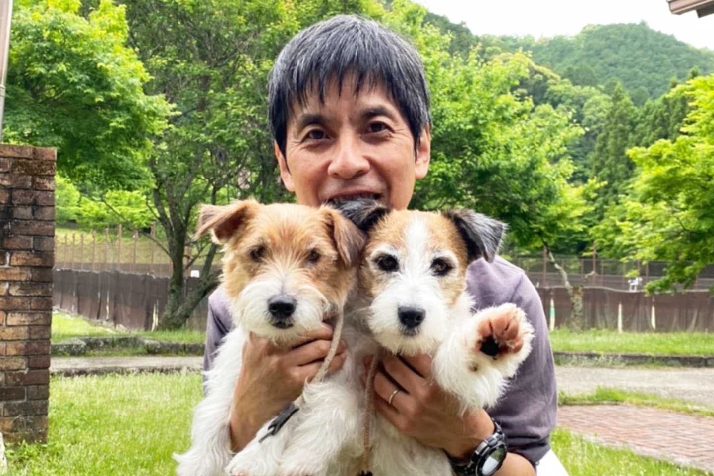 Wans Laugh（ワンズ・ラフ）の代表　小田明さんと愛犬ゲンキくんとのんきくん