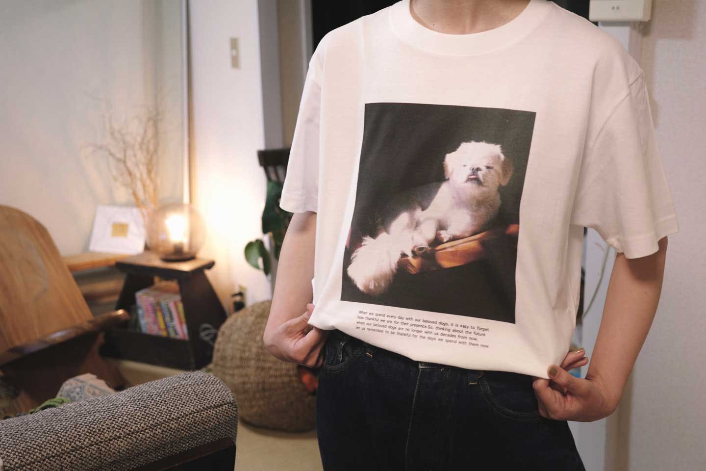 愛犬の写真がプリントされたオリジナルT シャツを着用するLOVEYOUさん