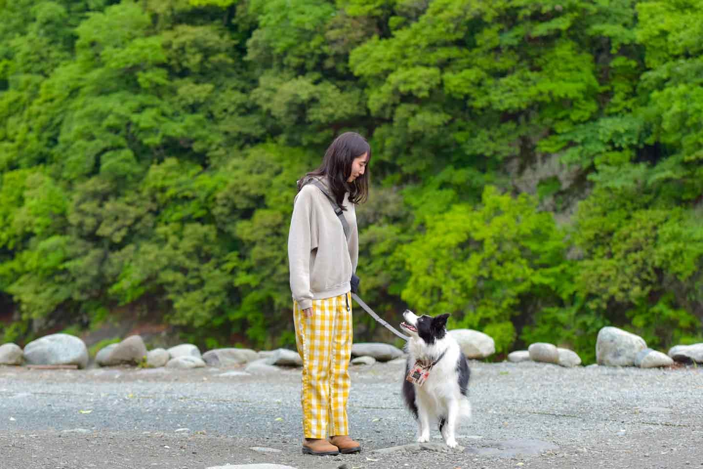 愛犬と自然と触れ合い、非日常を満喫する森風美さん