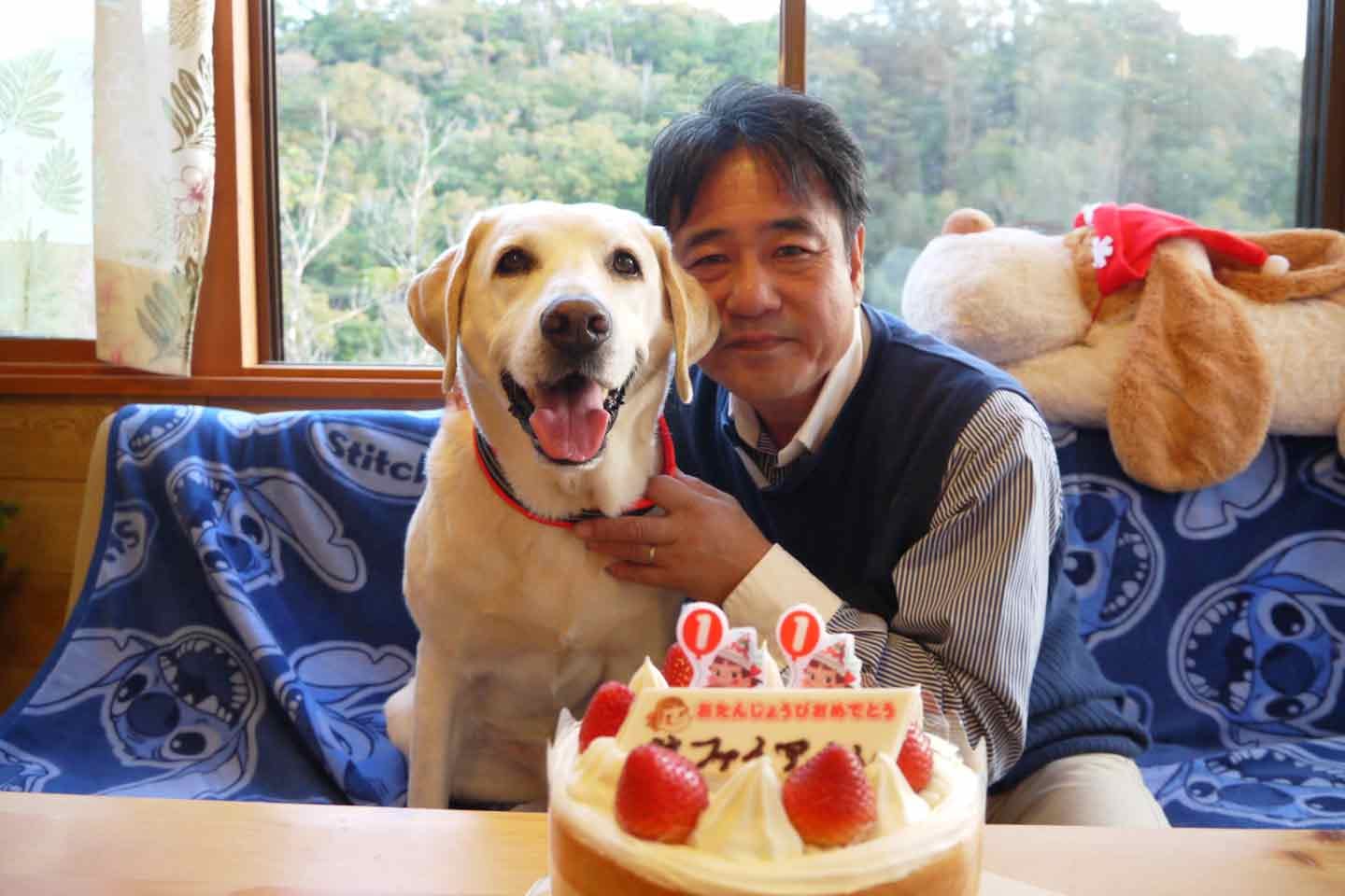 NPO法人日本サービスドッグ協会理事長の谷口二朗さんと盲導犬・サファイア