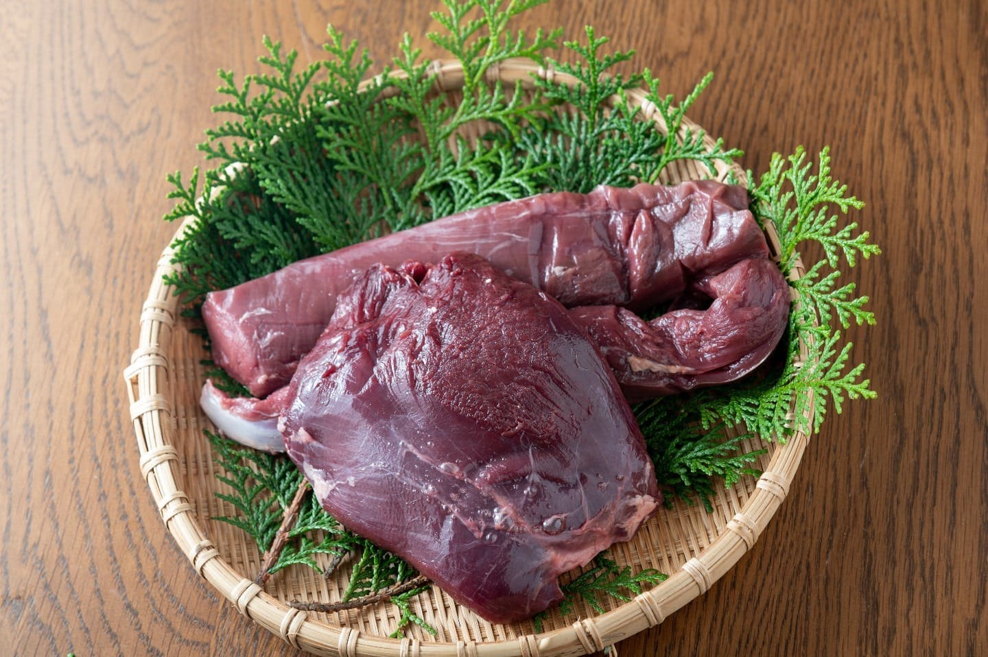 ジビエ料理でお馴染みの鹿肉は、人にも犬にも人気！高たんぱく、低脂質、低カロリーのヘルシーなお肉