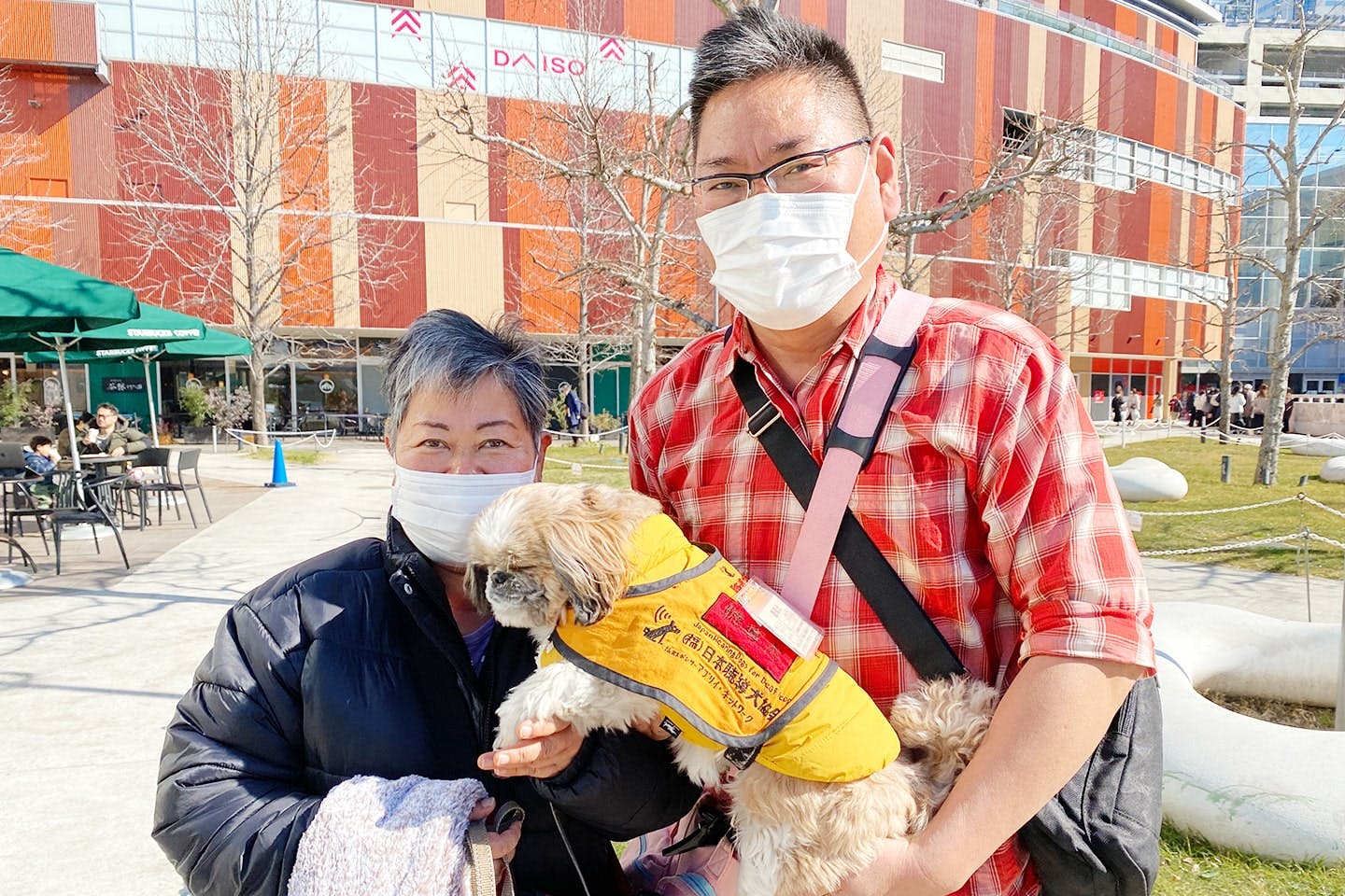 聴導犬のていちゃんとユーザーさん。フレンドリーで優しいていちゃんは、ご近所のアイドルだそう