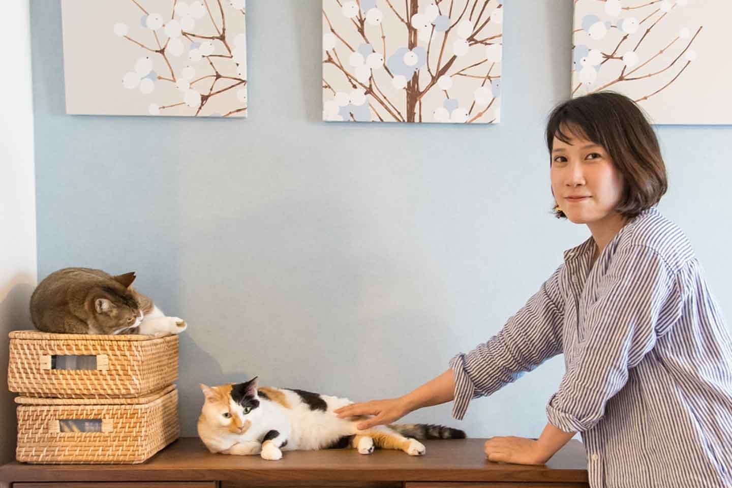 株式会社nancoco代表のオキエイコさんと2匹の愛猫しらすちゃん（写真中央）とおこめちゃん（写真左）
