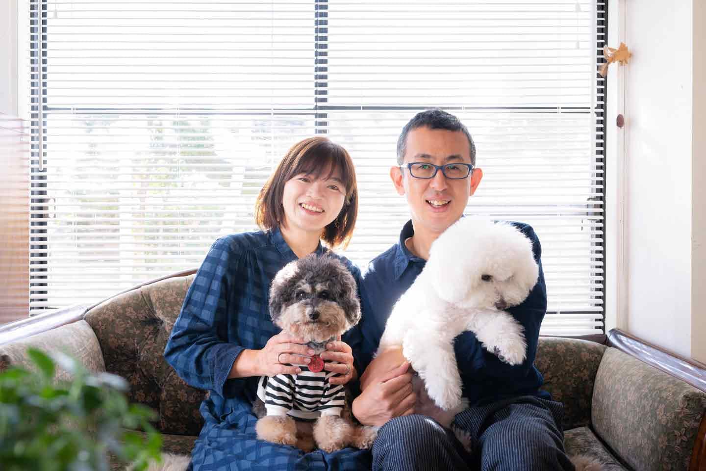 奥野さんご夫婦と愛犬トイプードルとビションフリーぜ