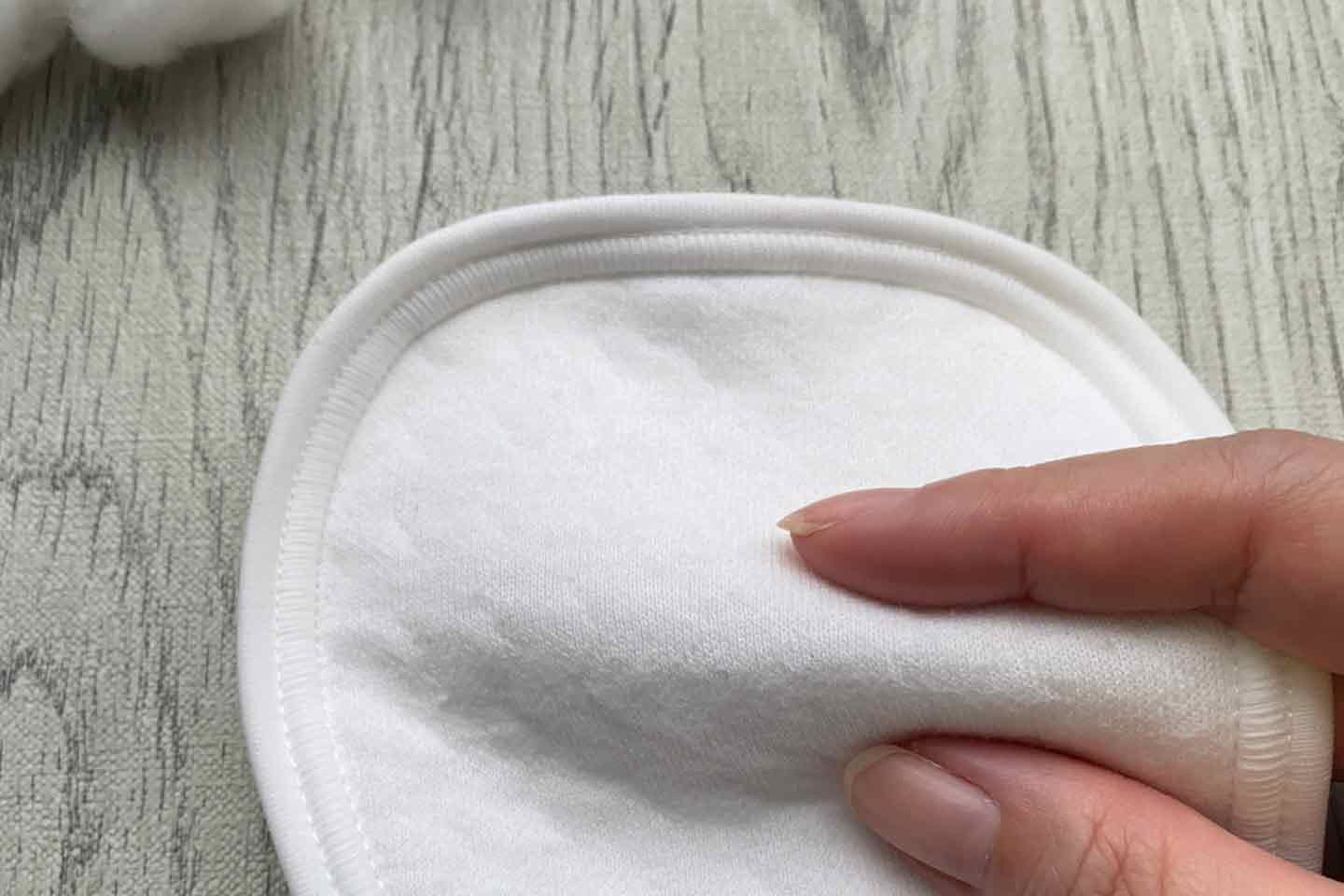 『omuwan』のおむつカバーの中にある吸水布パッド。人間の赤ちゃん用布おむつと同じ綿素材を使用