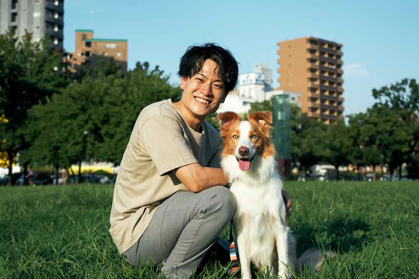 ボーダーコリーのラスカルくんと飼い主の岡田拓巳さん