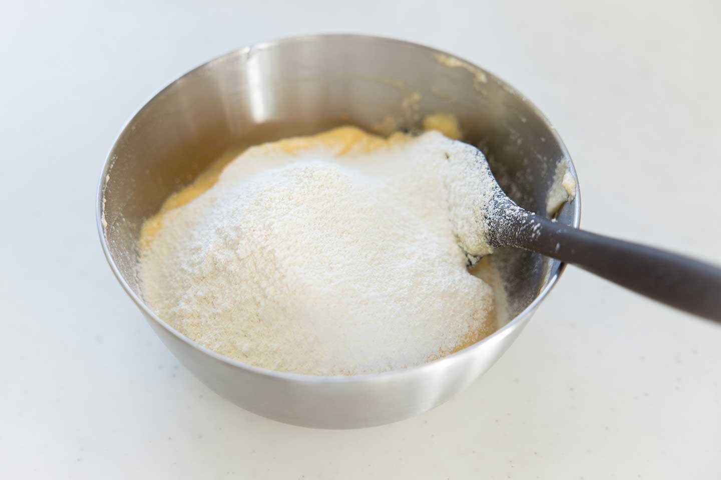 小麦粉をふるい入れ、粉っぽさが無くなるまで底からすくいあげるように混ぜる