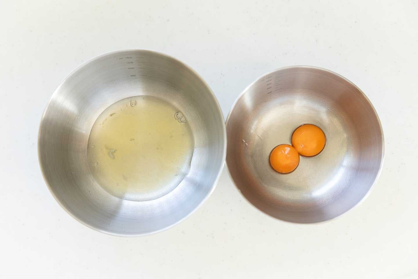 パウンドケーキを作る。卵は卵白と卵黄に分けてボウルに入れる
