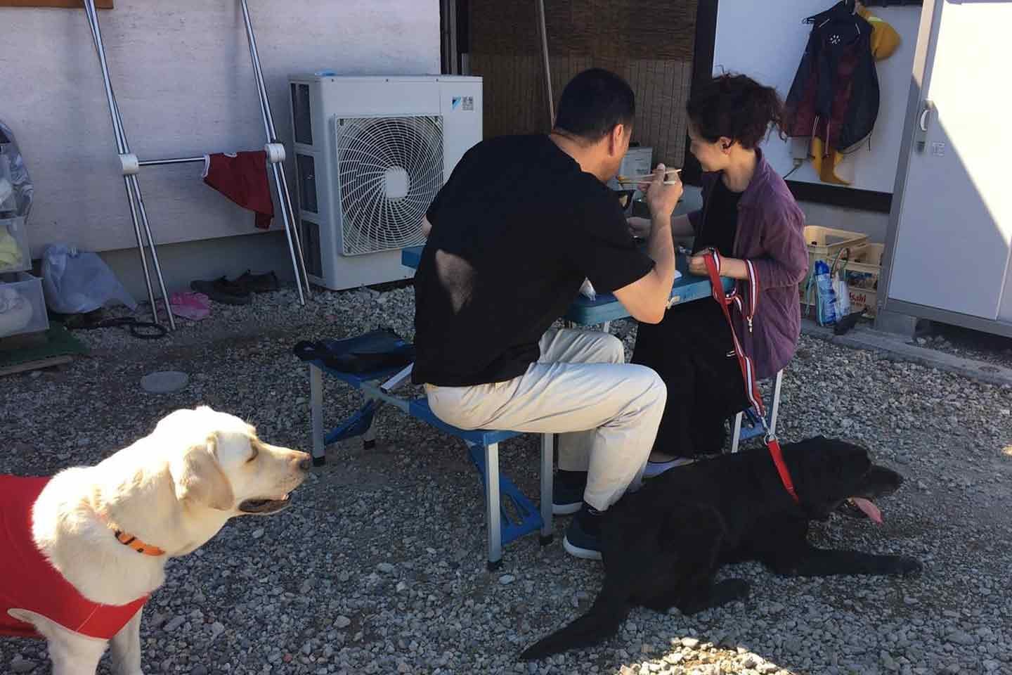 犬連れ専門の蕎麦屋『わん蕎庵』の建設前　店舗の前で食べていた