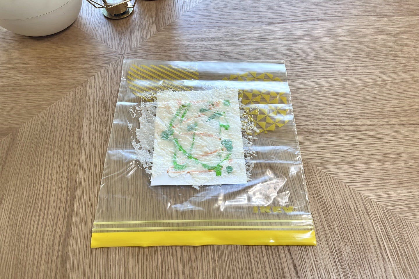 dogdiy_65_06 画用紙をチャック付き袋に入れる