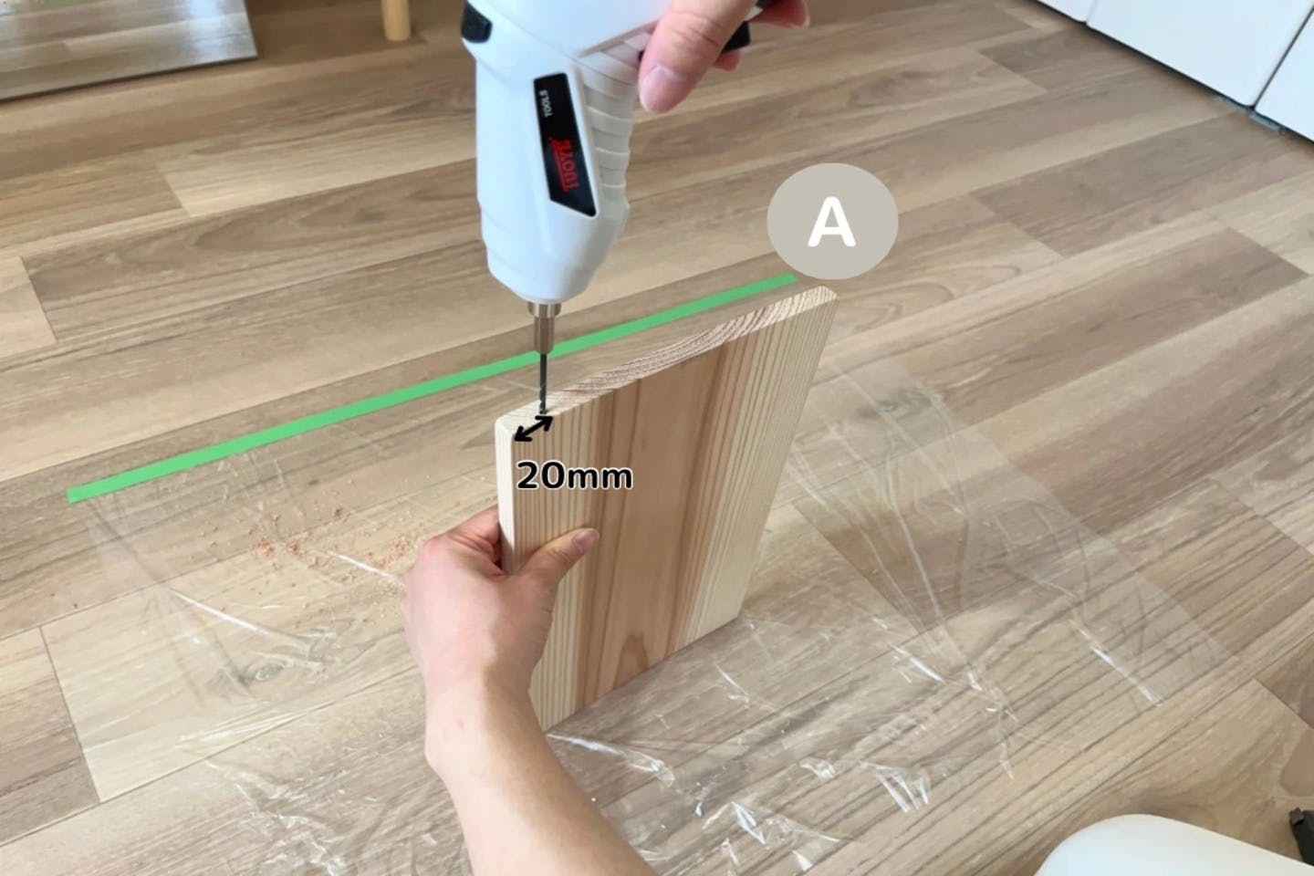 愛犬用食器台（フードスタンド）の作り方　ドライバーで下穴をあける