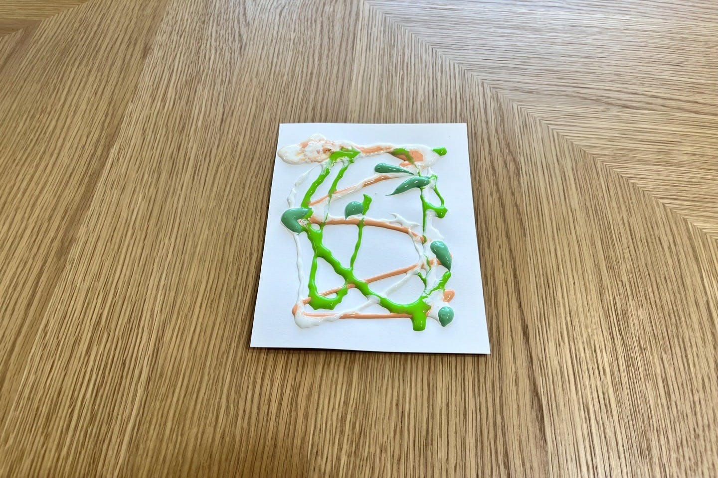 愛犬食器台 木材をヤスリがけする 愛犬とのアート作品の作り方 STEP1.画用紙に絵の具を垂らす