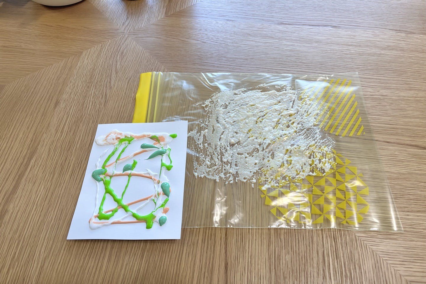 dogdiy_65_05 愛犬とのアート作品の作り方 STEP2.チャック付き袋にペースト状おやつを塗り広げる