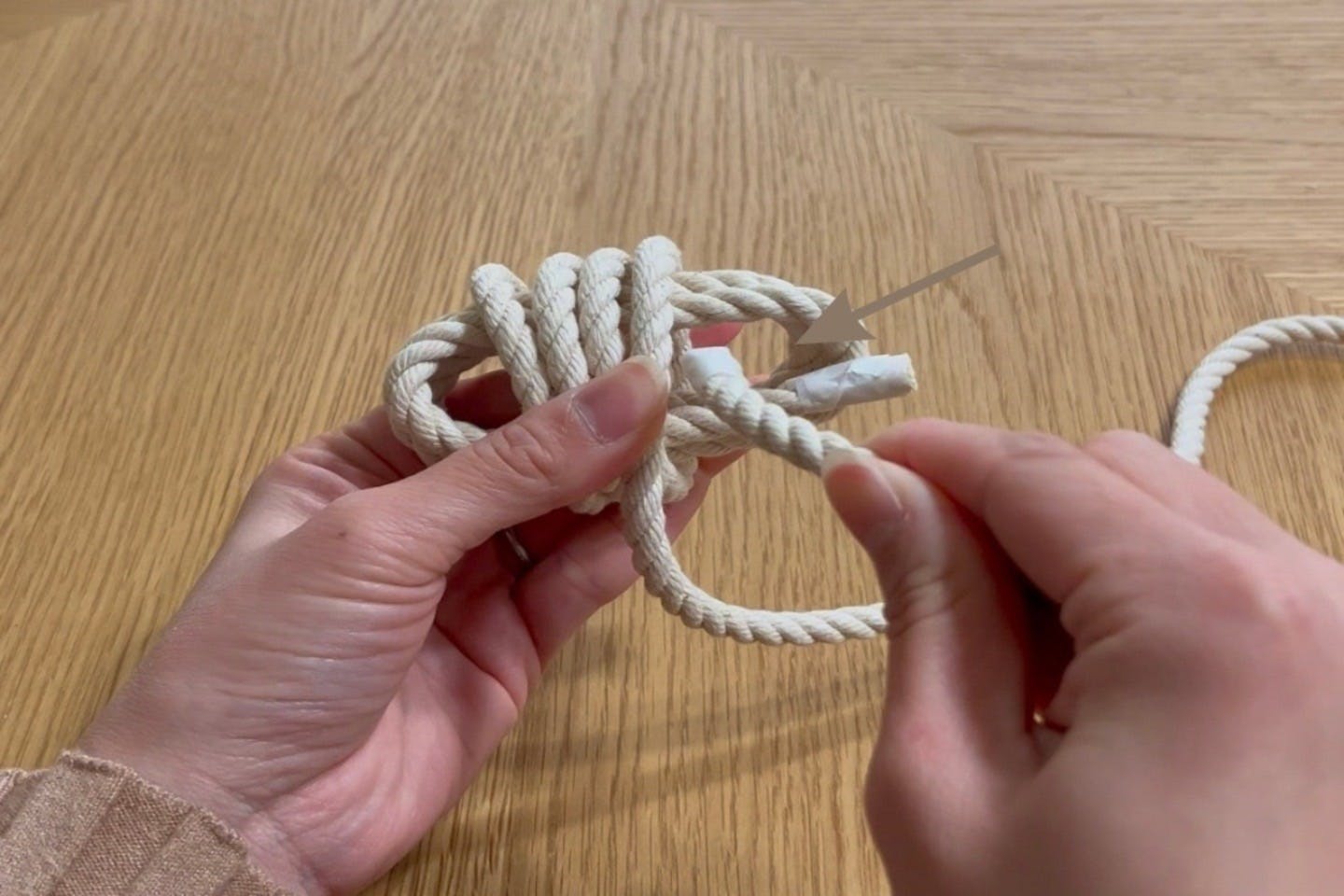 【愛犬の開けっぱなし防止の自動ドアの作り方】 手順1:ドアクローザー本体を作る 隙間にロープを通す