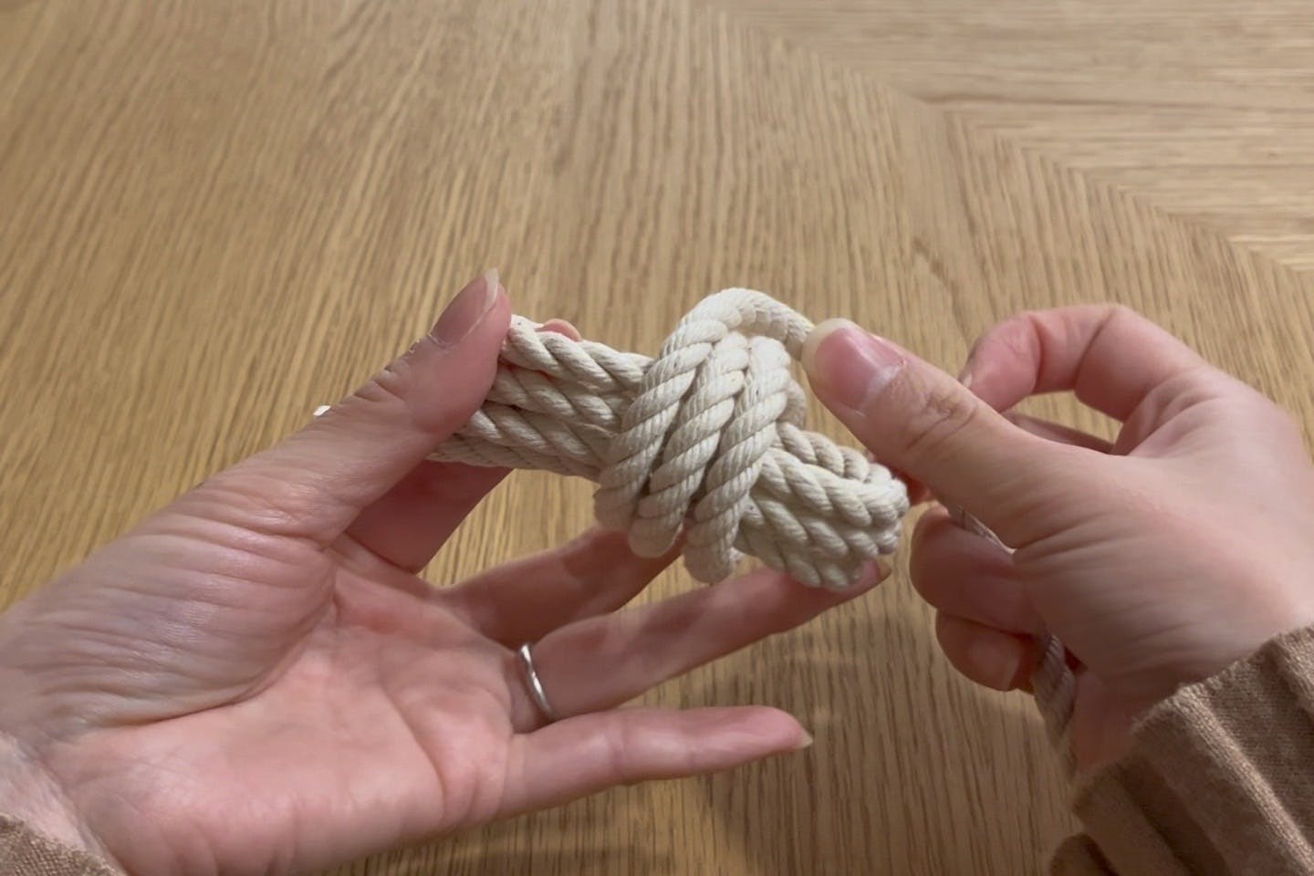 【愛犬の開けっぱなし防止の自動ドアの作り方】 手順1:ドアクローザー本体を作る 垂直にロープを3周巻く