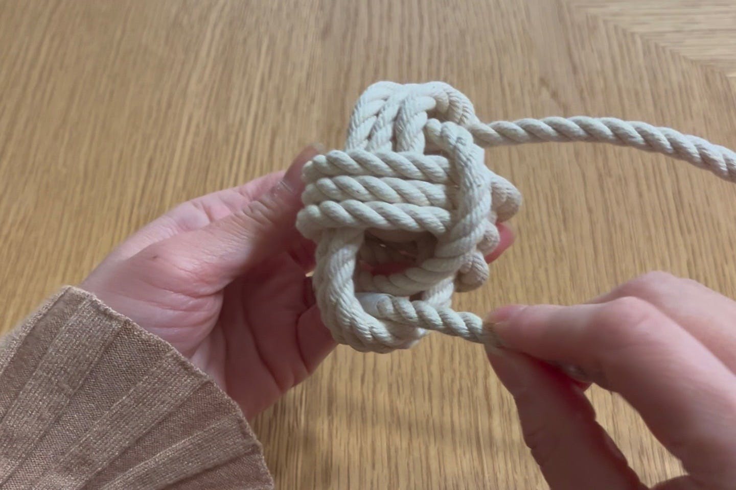 隙間にロープを通す 隙間にロープを通す